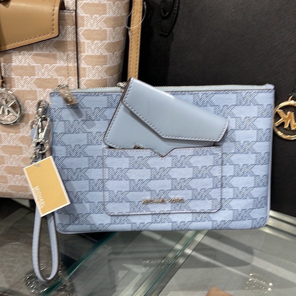 MICHAEL KORS JET SET ITEM LG 2 in 1 CARD CASE & WRISTLET
Pale Blue - Picture 16 of 16